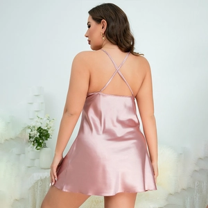 Camicia da notte in raso rosa taglie forti con spalline incrociate e drappeggio