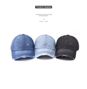 Tre berretti in denim consumato con bordi sfilacciati e dettagli strappati in tonalità di blu