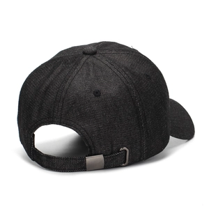 Vue détaillée de la boucle en métal réglable au dos d'une casquette en denim noir
