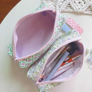 Estuche escolar de lona floral lavanda con cremallera rosa grande para almacenaje
