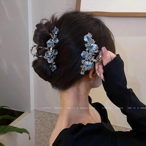 Pince à cheveux fleurie style français avec détails bleus pour coiffure élégante