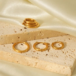 Ensemble créoles minimalistes en acier inoxydable plaqué or 18k sur fond en soie champagne