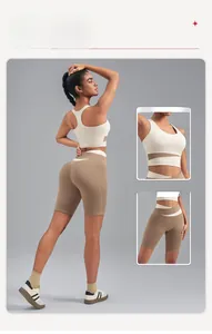 Détail du short à taille en V croisée et brassière de sport avec panneau en maille