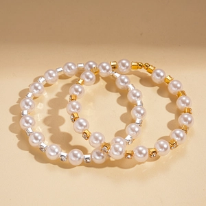 Bracelet de perles élégant avec strass étincelants sur des bandes minimalistes or et argent