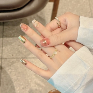 Faux ongles faits main style français avec paillettes dorées et effet miroir automne