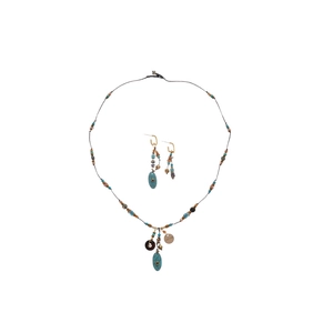 Set bohémien di collana e orecchini con perline turchesi e dettagli dorati lucidi