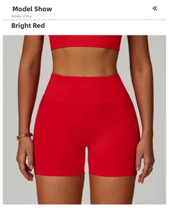 Gros plan sur le short de yoga rouge à taille haute et texture en maille sans couture