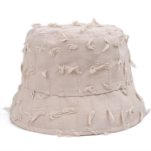 Chapeau bob beige pour femme avec écussons de notes de musique et bords effilochés stylés