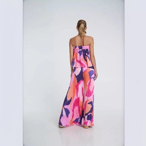 Completo due pezzi da donna plissettato con top a fascia e pantaloni larghi a stampa astratta