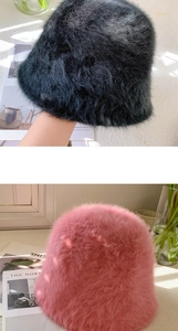 Nahaufnahme der weichen Kunstkaninchenfell-Textur bei schwarzen und rosa Angora-Hüten