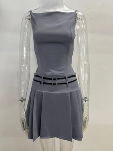 Détail d'une robe plissée gris-bleu avec deux ceintures noires et coupe trapèze évasée