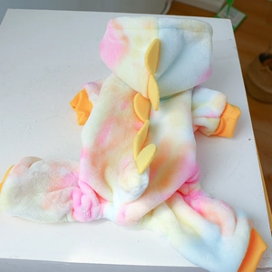 Kleurrijk tie-dye drakenkostuum voor huisdieren met pluche stof en gele rugvinnen