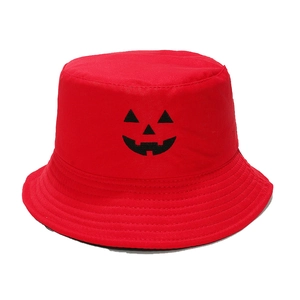 Detail van het Halloween pompoen borduursel op deze levendige rode katoenen vissershoed