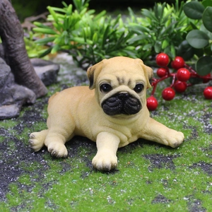 Realistische Mops Welpenfigur Harz Ornament auf Moosrasen Hintergrund für Heimdeko