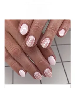 Short round press on nails with pink color and white artistic check pattern texture