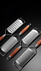 Détail des râpes en acier inoxydable 304 avec manches en bois et quatre motifs de lames
