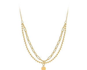 Détail d'un collier doré double couche avec chaîne à billes et pendentif rond élégant
