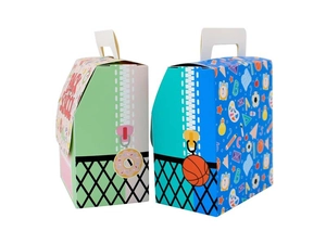 Détail de boîtes cadeaux Back to School avec icônes scolaires et poignées en vue macro