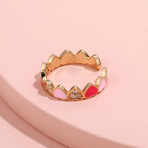 Dettaglio dell'anello a cuore con smalto rosa e micro-cristalli scintillanti incastonati