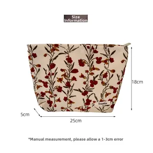 Détail d'une trousse en velours côtelé à fleurs vintage avec dimensions 25x18x5cm et zip