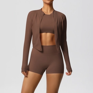 Détail de la veste de yoga marron chocolat avec col montant et zip ajusté