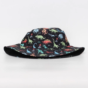 Detalle de un sombrero de pescador negro con coloridos patrones de dinosaurios animado