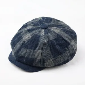 Casquette gavroche en velours côtelé à carreaux bleu marine et gris sur fond blanc