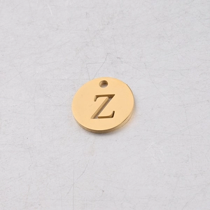 Vue détaillée d'un pendentif rond doré de 12mm avec lettre Z ajourée et fini miroir poli
