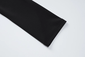 Détail de la manchette à double couture sur une robe noire élégante pour femme
