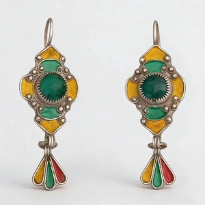 Boucles d'oreilles bohèmes vintage avec pierres vertes et breloques émaillées colorées