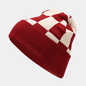 Bonnet d'hiver en tricot avec motif damier rouge et blanc pour une chaleur optimale