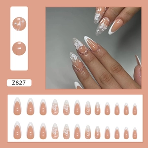 Faux ongles amande french avec fleurs 3D, perles et accents de papillons blancs