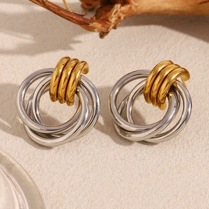 Détail de boucles d'oreilles clous en acier doré 18K à anneaux entrelacés bicolores