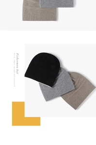 Detaillierte Strickstruktur von Wollmützen in Schwarz, Grau und Khaki im Winterstil