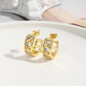 Elegante goldene Herz-Ohrringe in C-Form mit funkelnden Zirkonsteinen für Damen