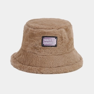 Détail de ce chapeau bob en peluche marron avec écusson brodé Make It Happen violet