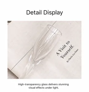 Gros plan d'un verre à pied en cristal transparent sur un magazine pour décor moderne
