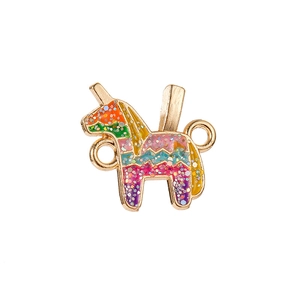 Détail d'un pendentif Piñata coloré en émail avec paillettes et finition dorée
