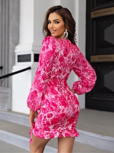 Détail de la mini-robe à fleurs roses avec manches lanternes et ourlet à volants