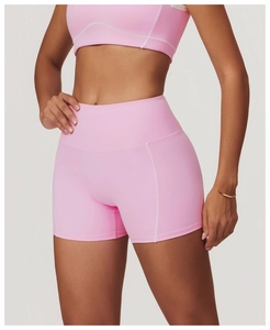 Détail du short de yoga rose à taille haute avec coutures blanches et tissu élastique