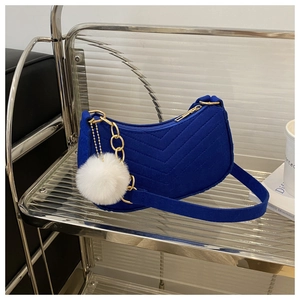 Sac sous le bras en feutre bleu avec coutures en V, chaîne dorée et pompon blanc