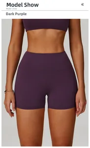Gros plan du short de fitness taille haute violet foncé montrant la texture du tissu élastique