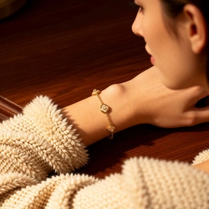 Vue macro détaillée d'un bracelet fleuri plaqué or 18 carats avec zircon et nacre
