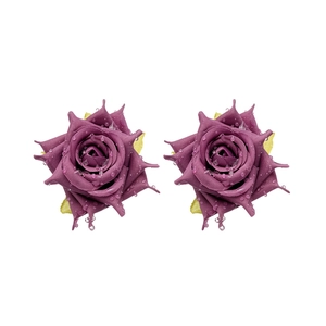 Eleganti orecchini a lobo rosa in tessuto viola con gocce di rugiada su sfondo bianco