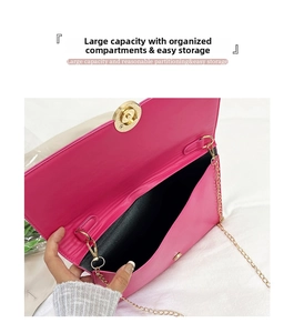Dettaglio dell'interno nero spazioso di una borsa a busta in pelle rosa con catena d'oro