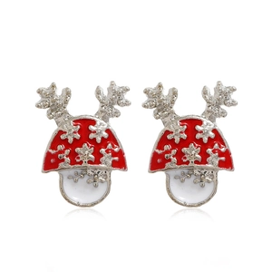 Détail de boucles d'oreilles champignons de Noël avec émail rouge et bois de renne