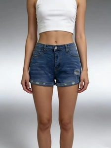 Detail van denim shorts met hoge taille, gescheurde zoom en omgeslagen manchetdesign