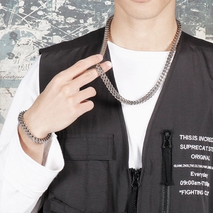 Ensemble collier et bracelet chaîne en os de dragon en acier inoxydable argenté sur un mannequin
