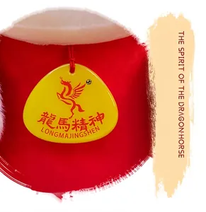 Detailweergave van een gele driehoekige hanger met een rood draak-paard-logo