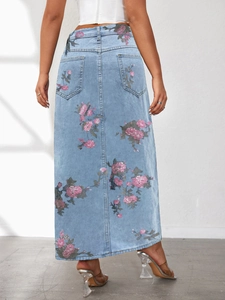 Dettaglio della gonna lunga in denim con tasche posteriori e motivo floreale rosa